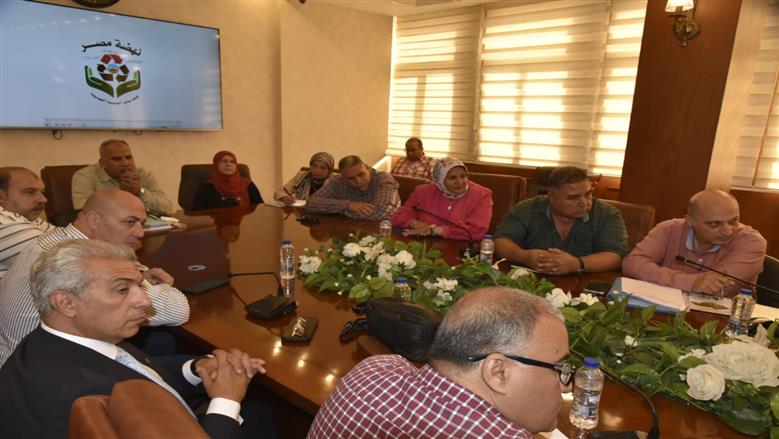 محافظ بورسعيد يجتمع مع شركة النظافة الجديدة