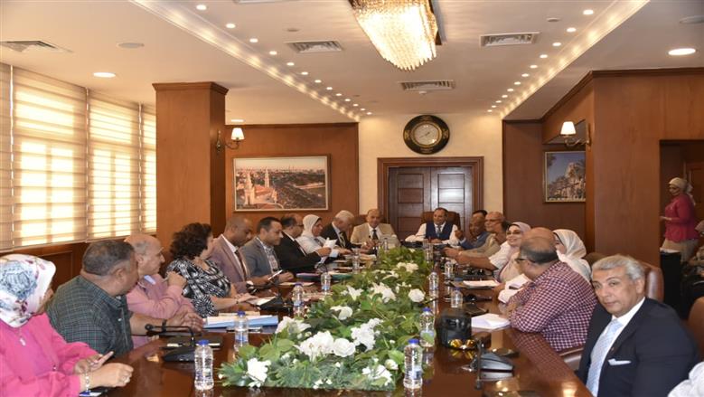 محافظ بورسعيد يجتمع مع شركة النظافة الجديدة