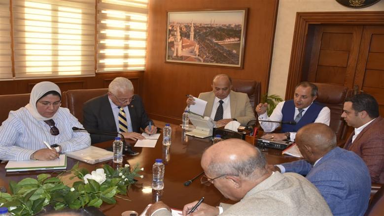 محافظ بورسعيد يجتمع مع شركة النظافة الجديدة