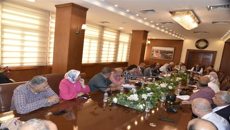 محافظ بورسعيد يجتمع مع شركة النظافة الجديدة