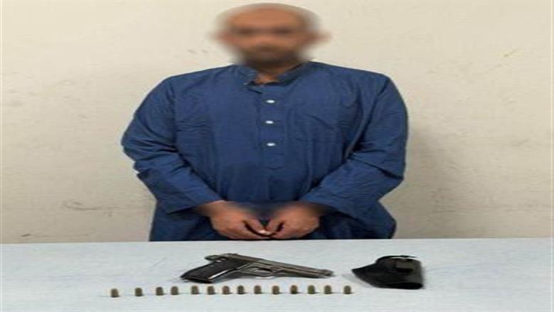 عاد بزيّ الجريمة.. المتهم بقتل صديقه مهندس الإسكندرية يهذي داخل القاعة: أنا أعقل واحد هنا