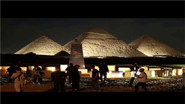 المعرض الدولي «الأبد هو الآن» يسطع عند سفح الأهرامات.. حين يلتقى الفن بالخلود