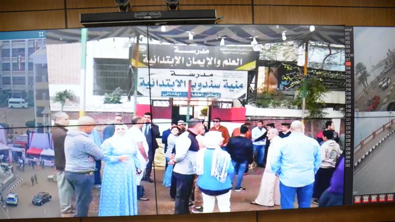 محافظ الدقهلية يتفقد سير اللجان الانتخابية عبر الشبكة الوطنية للطوارئ والسلامة 