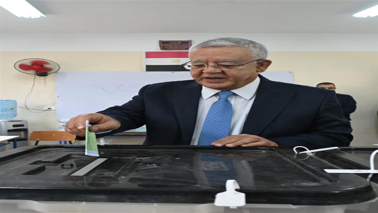 حنفي جبالي يدلي بصوته في انتخابات «النواب»: أثق في وعي المصريين بمسؤوليتهم الوطنية