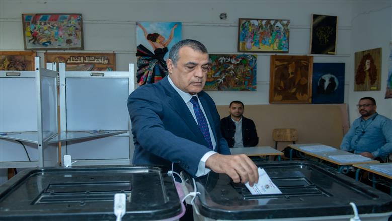 وزير الدولة للإنتاج الحربي يدلي بصوته في انتخابات مجلس النواب