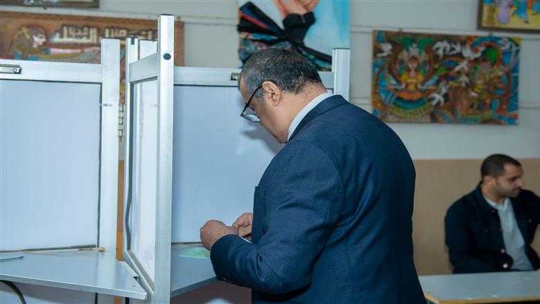 وزير الدولة للإنتاج الحربي يدلي بصوته في انتخابات مجلس النواب