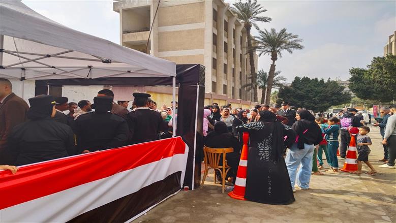 تواجد لافت للشرطة النسائية أمام لجان الانتخابات في حلوان