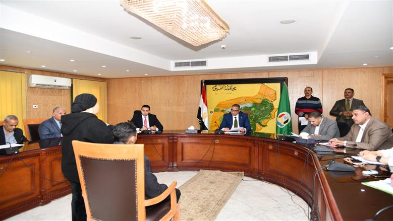 محافظ الفيوم يستمع لشكاوى المواطنين وطلباتهم