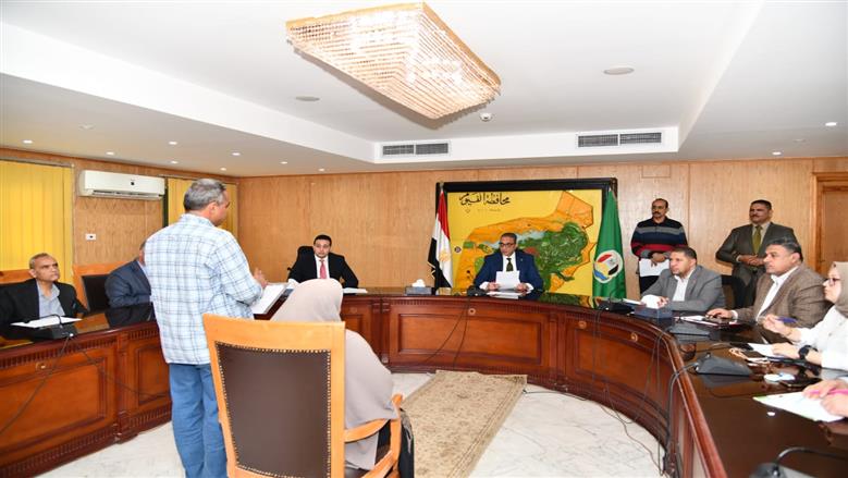 محافظ الفيوم يستمع لشكاوى المواطنين وطلباتهم