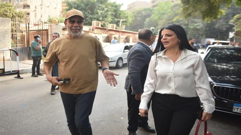 الفنان مدحت العدل خلال توجه للإدلاء بصوته في انتخابات مجلس النواب 2025