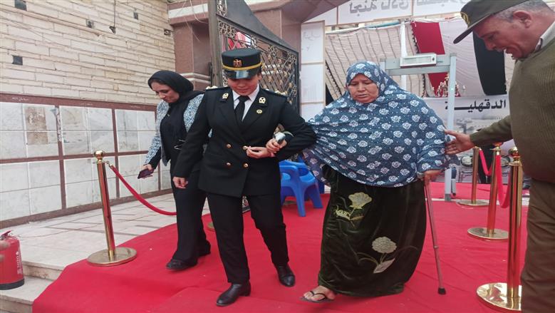 الشرطة النسائية تساعد كبار السن في أول أيام انتخابات النواب بالدقهلية