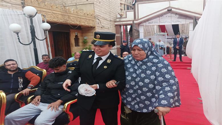 الشرطة النسائية تساعد كبار السن في أول أيام انتخابات النواب بالدقهلية