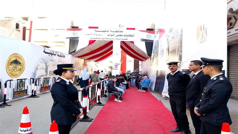 انتظار الناخبين أمام لجان الاقتراع بالدقهلية