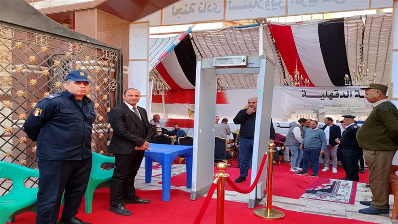 انتظار الناخبين أمام لجان الاقتراع بالدقهلية
