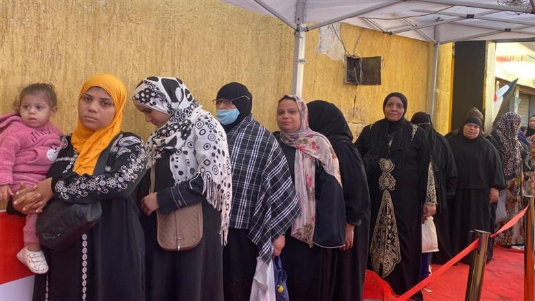 «نزلت أعلم بنتي معنى الوطنية».. ناخبة تصطحب طفلتها أثناء التصويت في انتخابات النواب