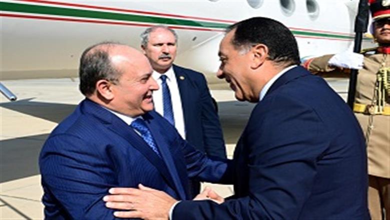 رئيس الوزراء يستقبل الوزير الأول للجمهورية الجزائرية بمطار القاهرة الدولي