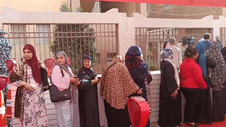 لليوم الثاني.. إقبال الناخبين على مدرسة تحيا مصر في المقطم للمشاركة بانتخابات «النواب»