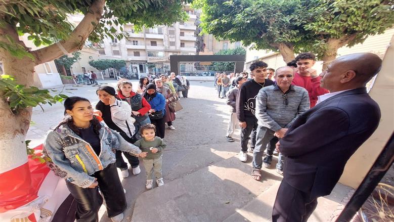 طوابير ناخبين أمام لجنة مدرسة «دي لاسال» بالظاهر بعد انتهاء فترة الراحة