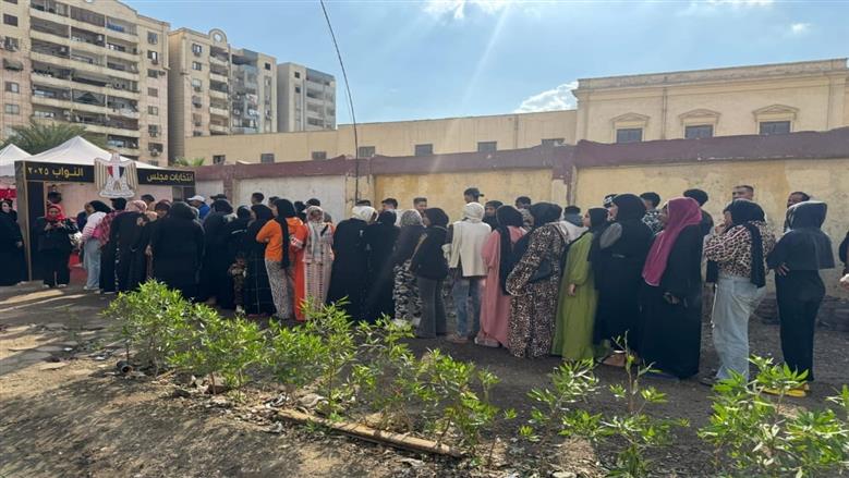 الشرطة النسائية تواصل تنظيم عملية التصويت أمام المقر الانتخابي صابر أبو ناب بحلوان وسط تواجد كثيف للسيدات