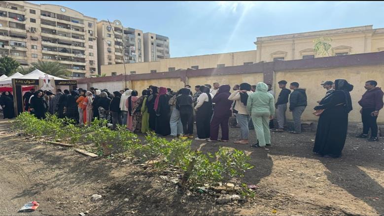 الشرطة النسائية تواصل تنظيم عملية التصويت أمام المقر الانتخابي صابر أبو ناب بحلوان وسط تواجد كثيف للسيدات