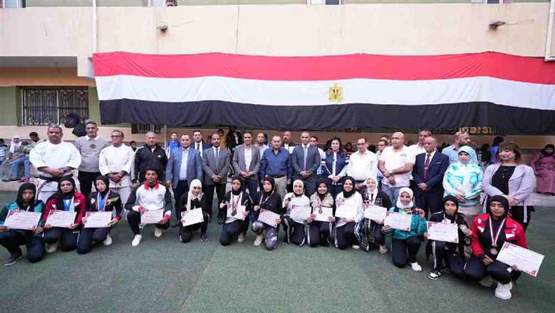 محافظ أسيوط يفتتح صالات الأنشطة المطورة بنادي غرب البلد ويكرم المواهب الرياضية بمكافآت مالية