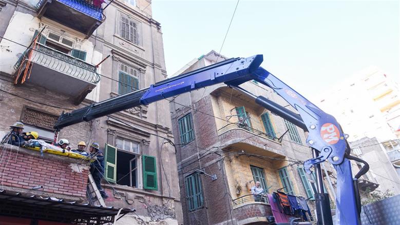 محافظ الإسكندرية يتابع انهيار عقار كرموز 