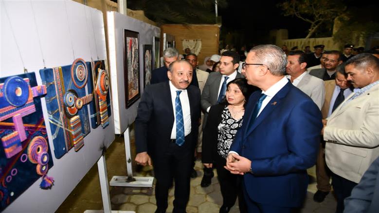 بحضور نجوم الفن.. محافظ الفيوم يفتتح مهرجان تونس للخزف والفخار في دورته الـ12