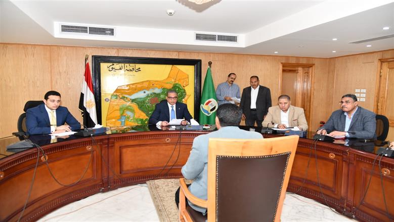 محافظ الفيوم أثناء سماعه لشكاوى المواطنين