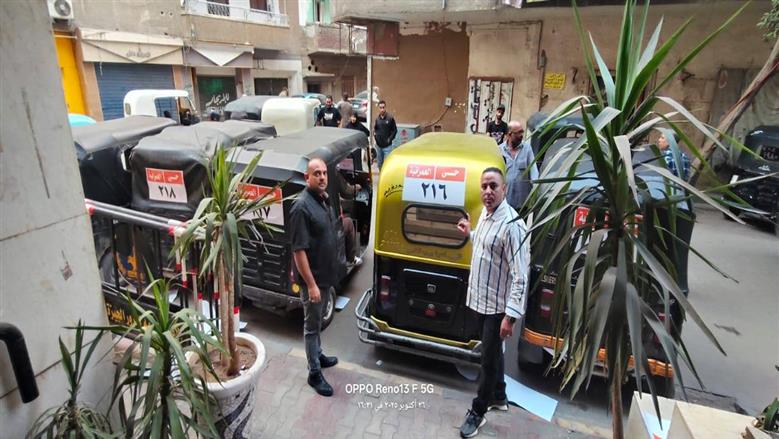 ترقيم مركبات التوك توك بالعمرانية لضبط المنظومة المرورية (صور)