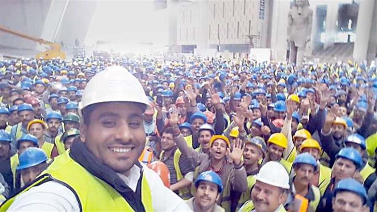 «فارس» أول عامل يدخل أرض المتحف الكبير: فخور بالمشاركة في البناء.. وكل حجر فيه مصري خالص