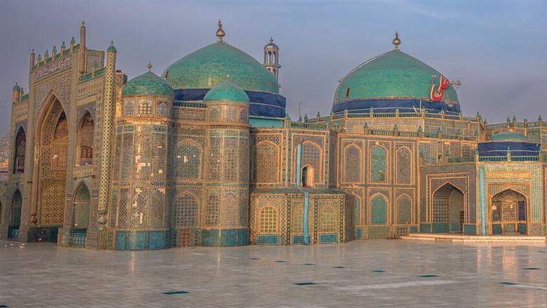 مقاطع صادمة لزلزال شمال أفغانستان: دمر أجزاءً من مسجد مزار شريف الأزرق (فيديو)