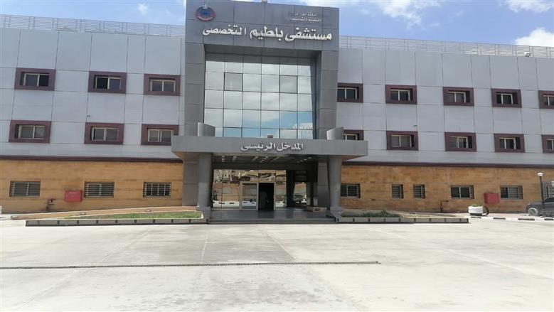 جراحة دقيقة في مستشفى بلطيم التخصصي لاستخراج سيخ حديدي من فخذ مريض