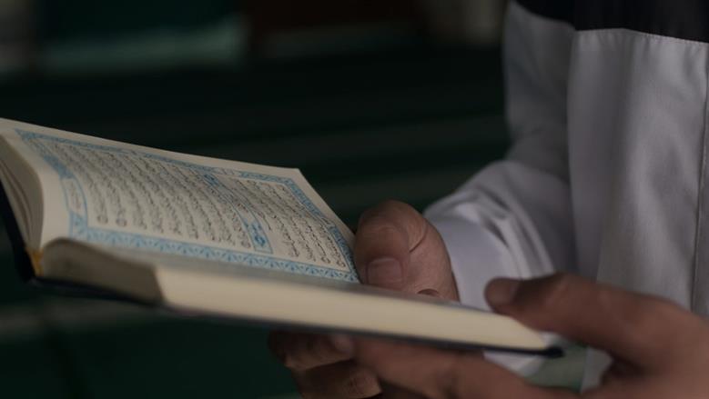 حكم الصلاة بقراءة شاذة.. «الإفتاء» توضح معنى القراءات العشر للقرآن