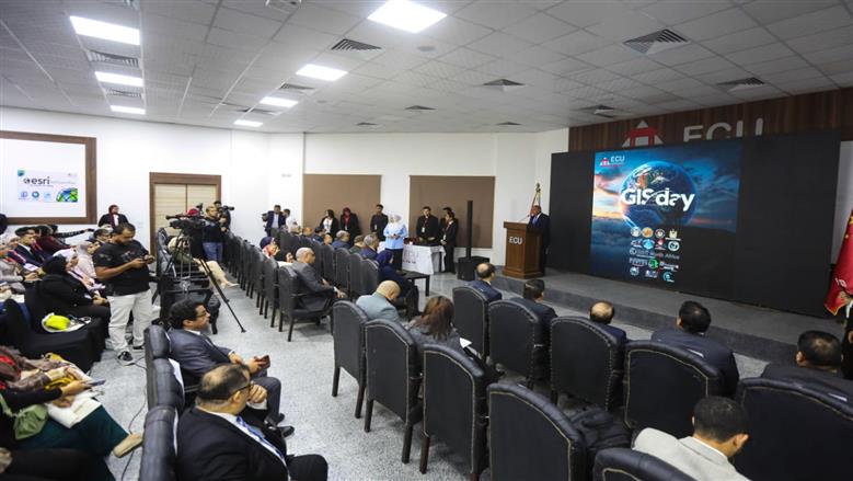 بحضور مئات الباحثين والطلاب .. الجامعة المصرية الصينية تحتفل باليوم العالمي لنظم المعلومات الجغرافية