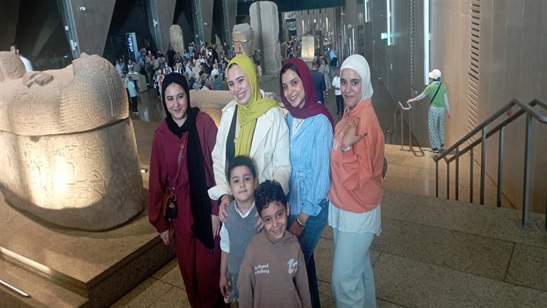 المتحف المصري يجمع عائلة «فرح» في أول أيام افتتاحه: «لغينا المدرسة النهاردة»