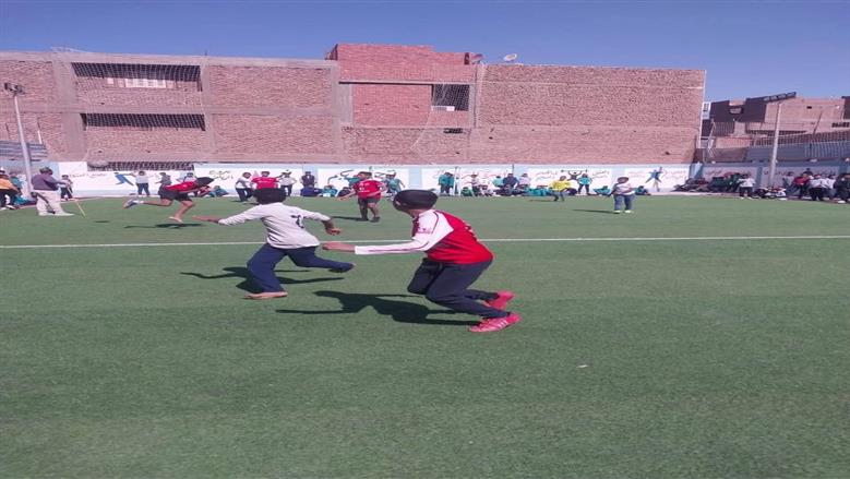 روح رياضية عالية في منافسات كرة القدم بفعاليات دوري مدارس مصر بأسوان 