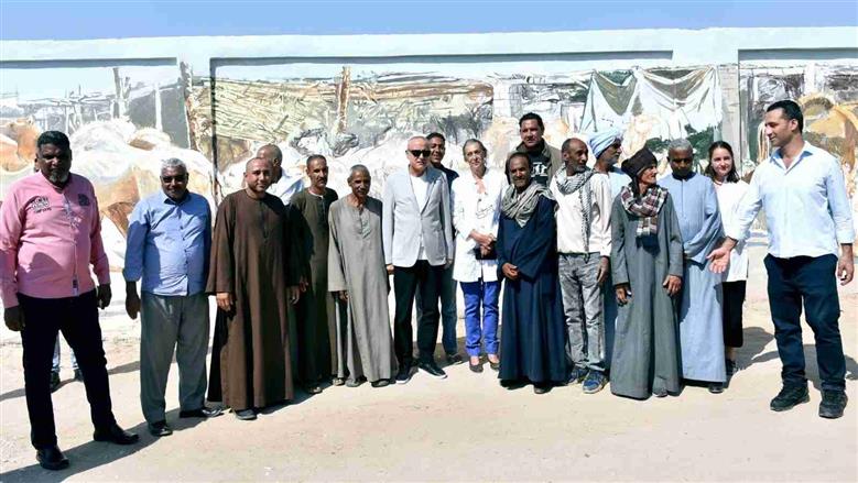 محافظ الأقصر والسفير الفرنسي يشيدان بمشروع تجميل نجع الملقطة بالقرنة
