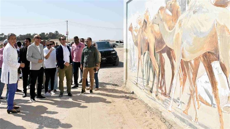 محافظ الأقصر والسفير الفرنسي يشيدان بمشروع تجميل نجع الملقطة بالقرنة
