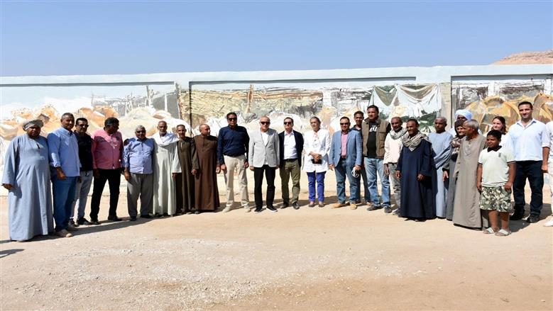 محافظ الأقصر والسفير الفرنسي يشيدان بمشروع تجميل نجع الملقطة بالقرنة