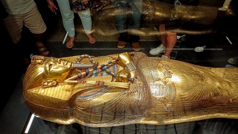 تتجاوز 5 آلاف قطعة ويتصدرها قناعه.. أبرز المقتنيات الذهبية بجناح توت عنخ آمون في المتحف المصري الكبير