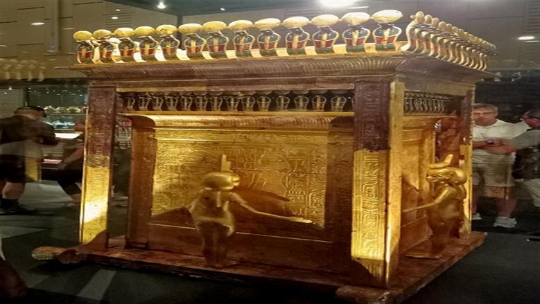 تتجاوز 5 آلاف قطعة ويتصدرها قناعه.. أبرز المقتنيات الذهبية بجناح توت عنخ آمون في المتحف المصري الكبير