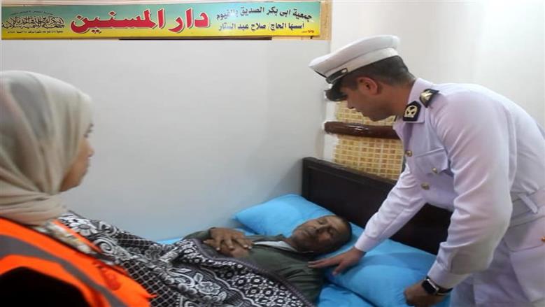 نقل المسن إلى غرفته في دار الرعاية