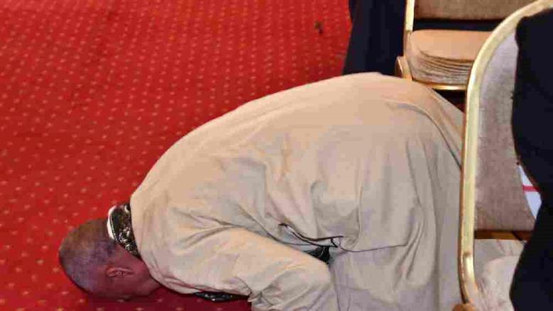 الفرحة علي وجوههم ...فوز 444 حاج وحاجة في قرعة الحج بأسيوط