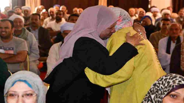 الفرحة علي وجوههم ...فوز 444 حاج وحاجة في قرعة الحج بأسيوط