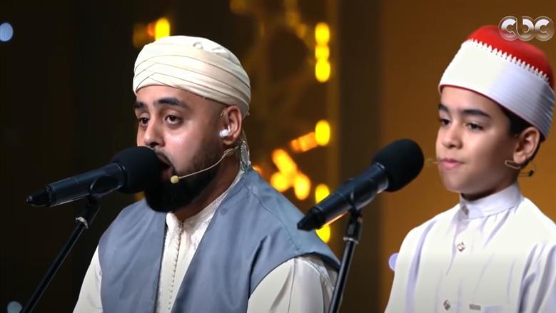 من ملاعب أرسنال إلى دولة التلاوة.. القارئ البريطاني محمد أيوب يبهر العالم بصوته 