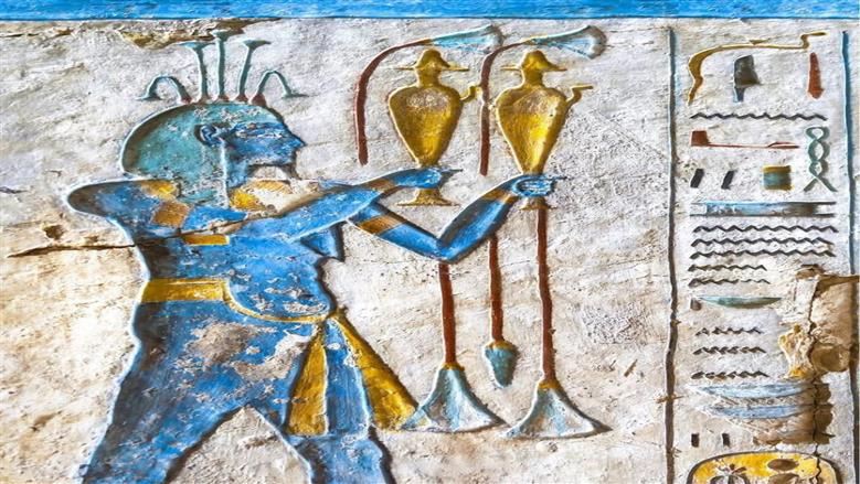 ظل 1000 عام تحت الماء وأبهر زوار المتحف المصري الكبير.. حكاية تمثال الإله حابي