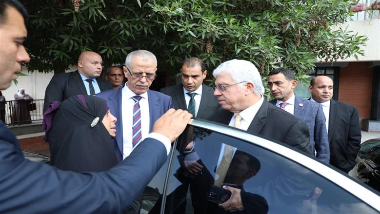 جولة وزيرالتعليم العالى داخل مبنى الوزارة بحي السفارات بمدينة نصر