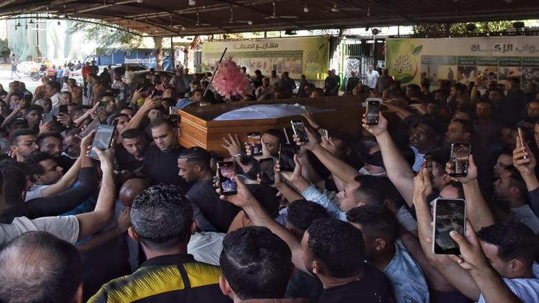 مشاهد مؤثرة من جنازة والد الفنان محمد رمضان