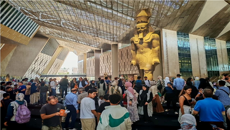 «إقبال تاريخي».. المتحف المصري الكبير يعيد للمصريين «فسحة الجمعة»