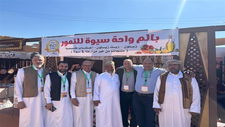 خلال مشاركة العارضين لمنتجات التمور السيوية المميزة في مهرجان التمور الدولي بالواحات البحرية